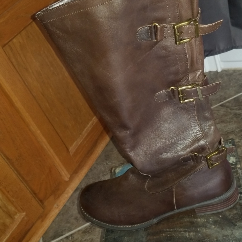 Two Lips Brown Boots
